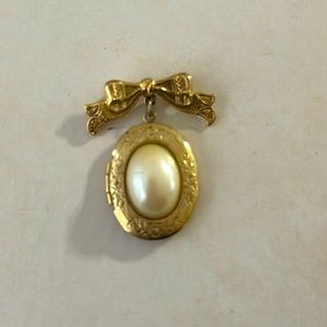 Pearl Locket Pin